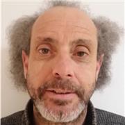 Soy profesor de inglés especializado en enseñar inglés a través de la música. Soy licenciado en Filología Inglesa con un máster en dirección de coro infantil